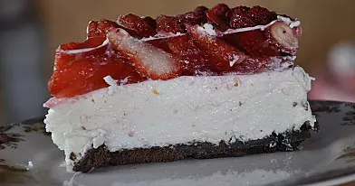 Varškės ir braškių tortas