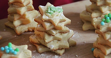 Kalėdinė eglutė iš sausainių su žvaigždėmis