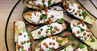 Kepti baklažanai su jogurto - sezamų padažu ir skrudintais avinžirniais