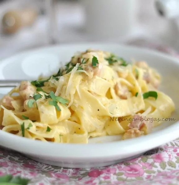 Makaronai Carbonara su karšto rūkymo šonine ir sūriu