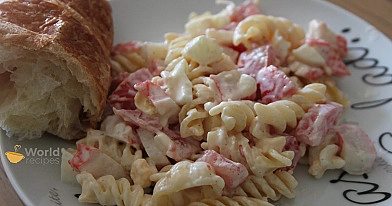 Fusilli makaronų ir krabų lazdelių salotos - mišrainė su kiaušiniais