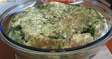 Fritatta su špinatais ir feta ir parmezano sūriais