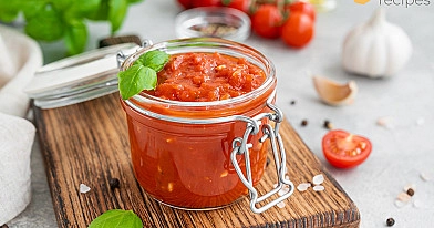 Aštri pomidorų ir paprikų salsa - mišrainė žiemai su čili