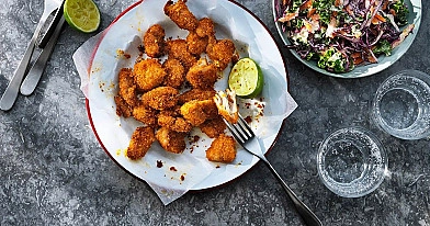 Chicken nuggets arba orkaitėje kepti traškūs vištienos gabaliukai su kopūstų salotomis (Coleslaw)