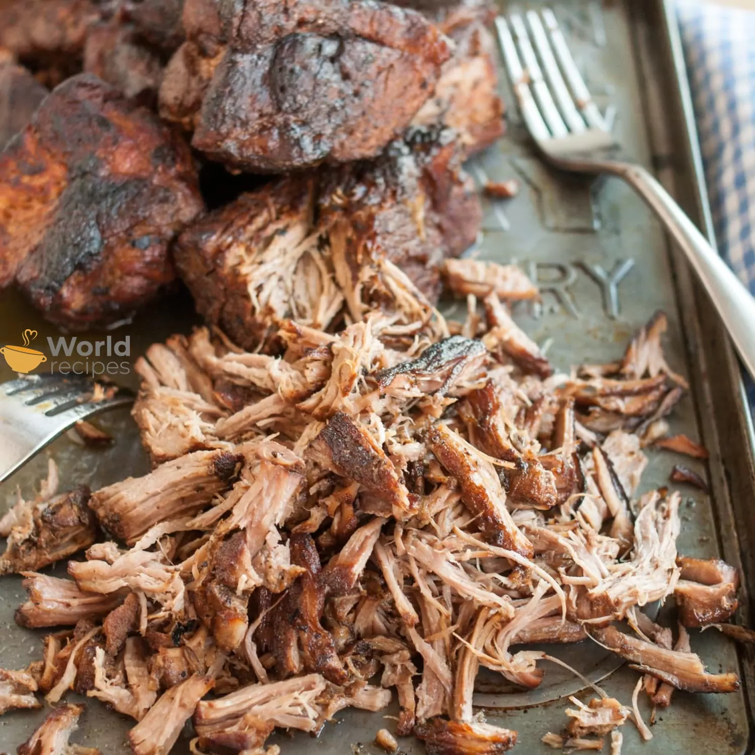 Ilgai kepta plėšyta kiauliena - pulled pork