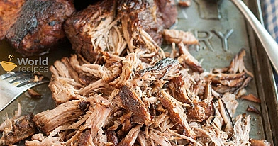 Ilgai kepta plėšyta kiauliena - pulled pork