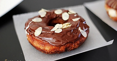 Cronut - nuostabios spurgos su įdaru ir šokolado glaistu