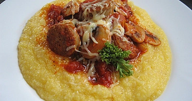 Polenta - kukurūzų košė su pievagrybiais ir dešrelėmis