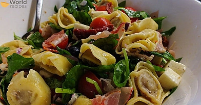 Creamy tortellini pasta salad - salotos su vyšniniais pomidorais, kumpiu ir mocarela