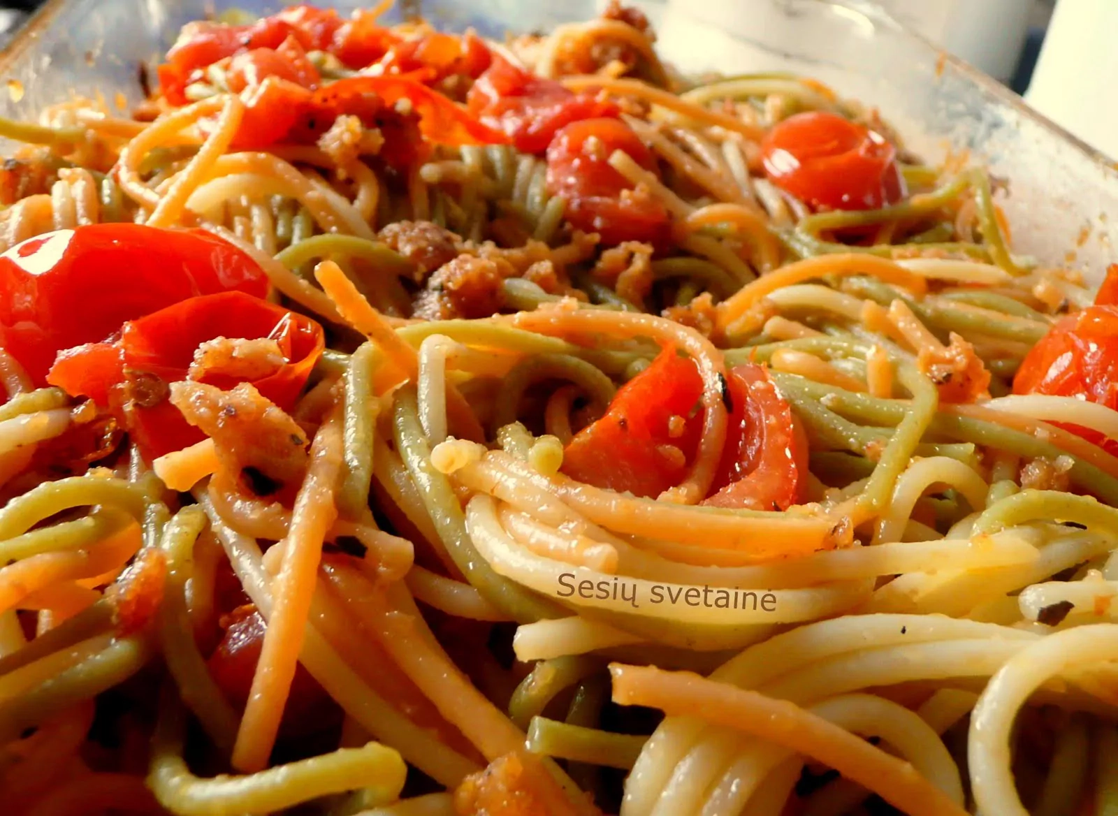 Makaronai: Spaghetti su vyšninių pomidorų padažu