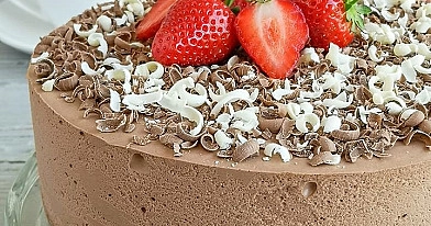 Nekeptas šokoladinis varškės tortas su braškėmis