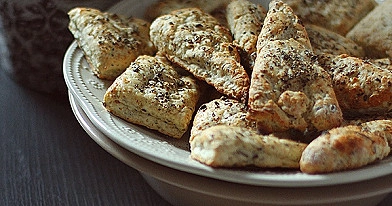 Tradiciniai nesaldūs scones - angliškos bandelės su kanapių sėklomis