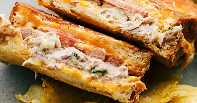 Tuna melt - keptas sumuštinis su tunu ir sūriu