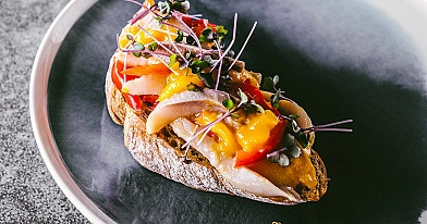 Bruschetta - brusketos su silke, mango ir avokadu