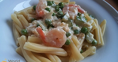 Makaronai - pasta Alfredo su krevetėmis, daržovėmis ir grietine