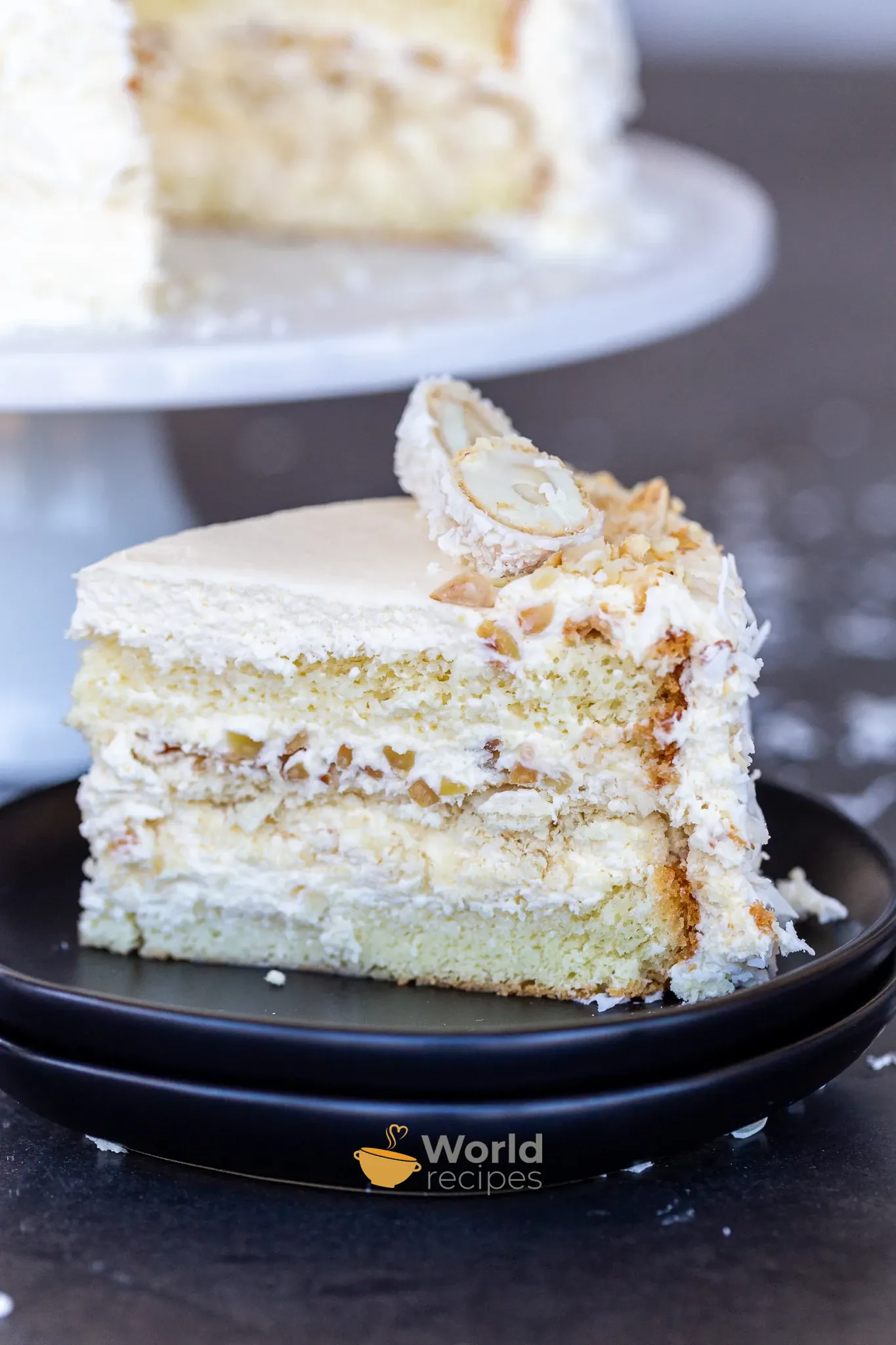 Kokosinis raffaello tortas su saldinto sutirštinto pieno ir grietinėlės kremu