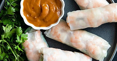 Paprasti spring rolls su krevetėmis, daržovėmis ir sojų padažu