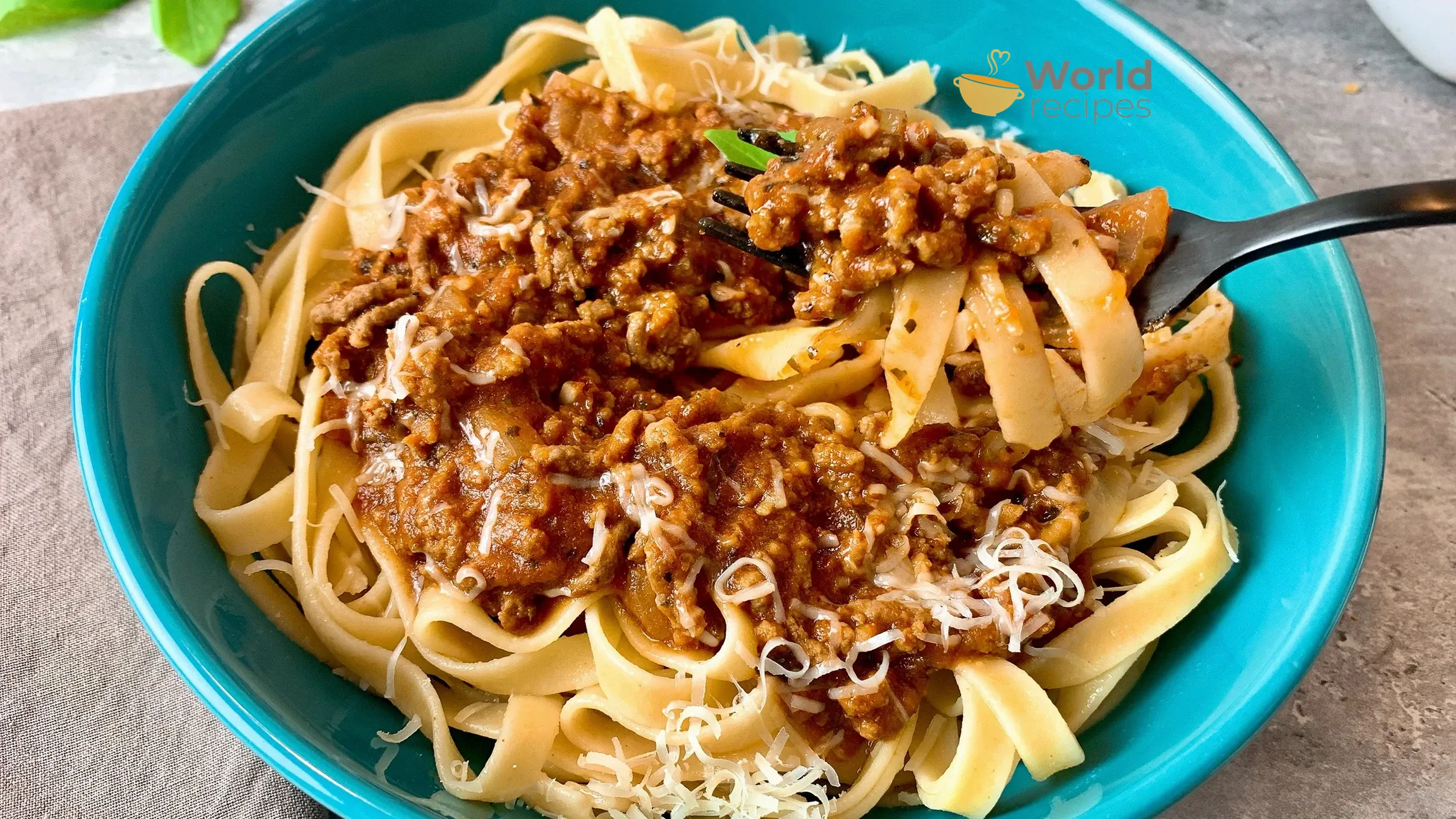 Tagliatelle makaronai su faršu, pomidorų padažu ir sūriu