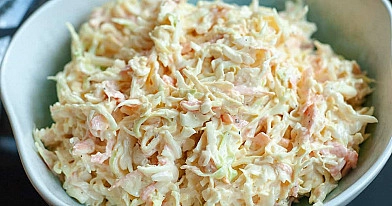 Coleslaw kopūstų salotos su obuoliais ir garstyčiomis