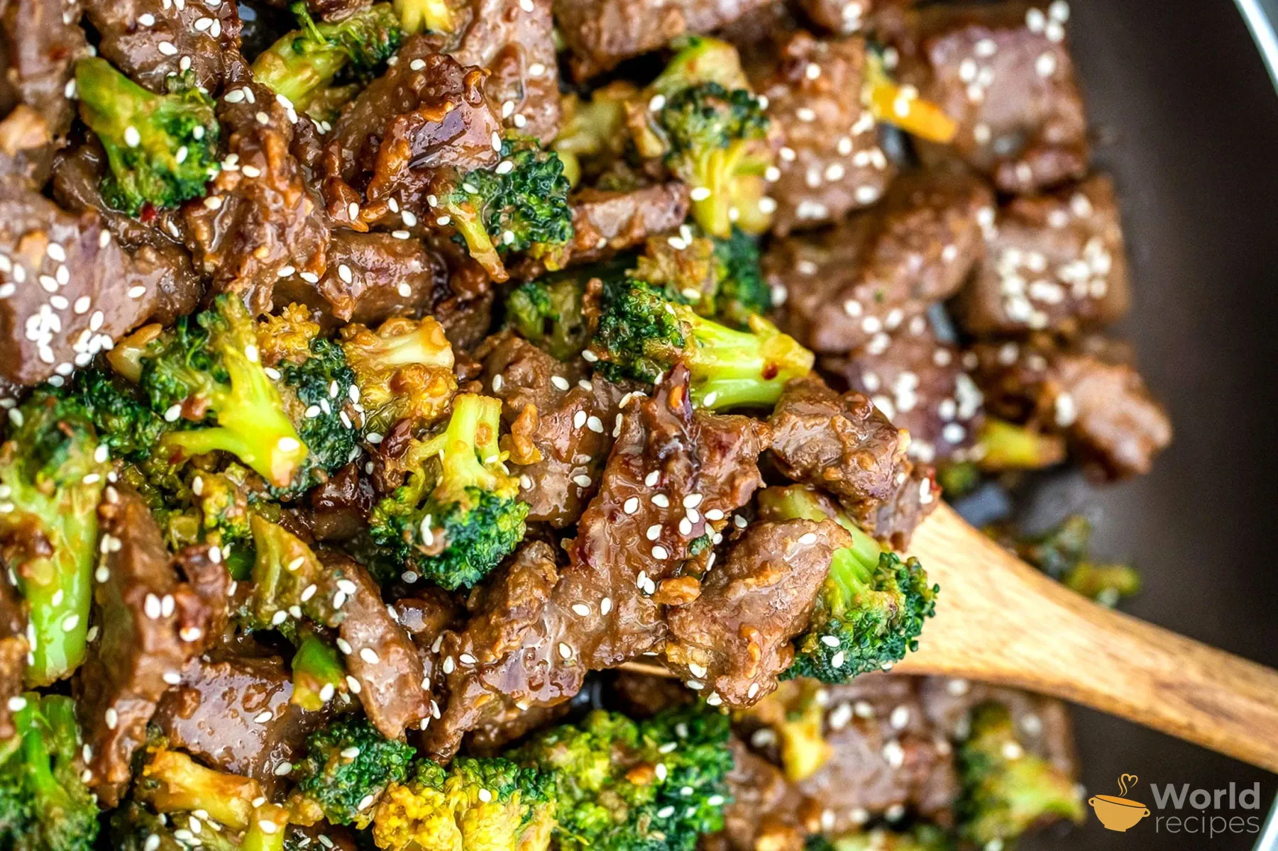 Kepta jautiena su brokoliais, šparaginėmis pupelėmis ir Teriyaki padažu