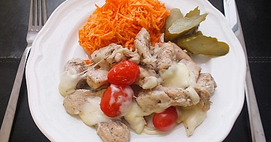 Itališka vištiena - chicken Pizzaiola su mocarelos sūriu ir vyšniniais pomidorais, kepta keptuvėje