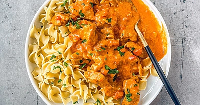 Vengriškas "Chicken Paprikash" - vištienos troškinys su svogūnais, paprikomis ir grietine