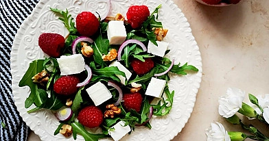 Salotos su avietėmis ir feta