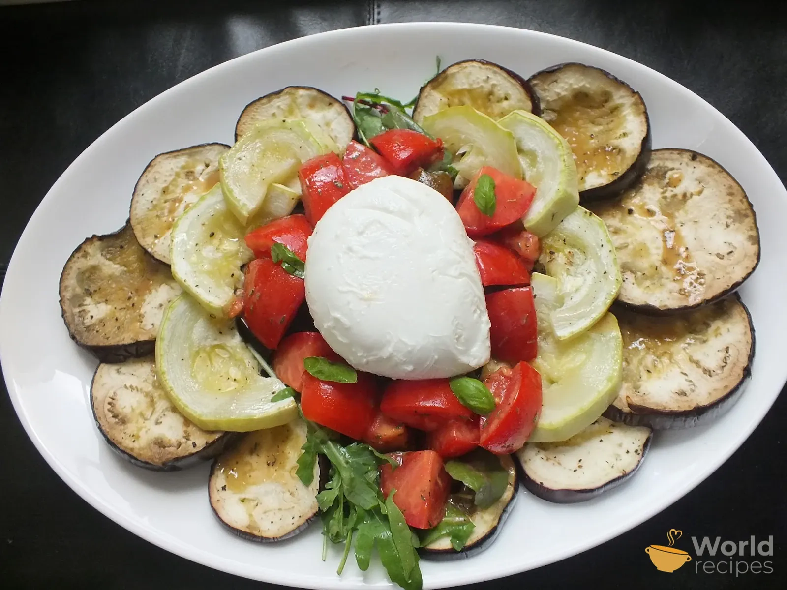 Vasaros daržovių salotos su burrata