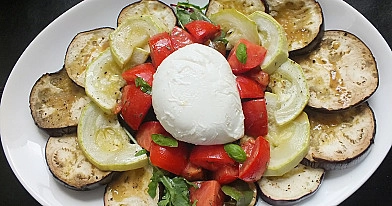 Vasaros daržovių salotos su burrata