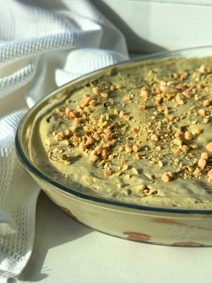 Naminis tiramisu su matcha ir pistacijomis