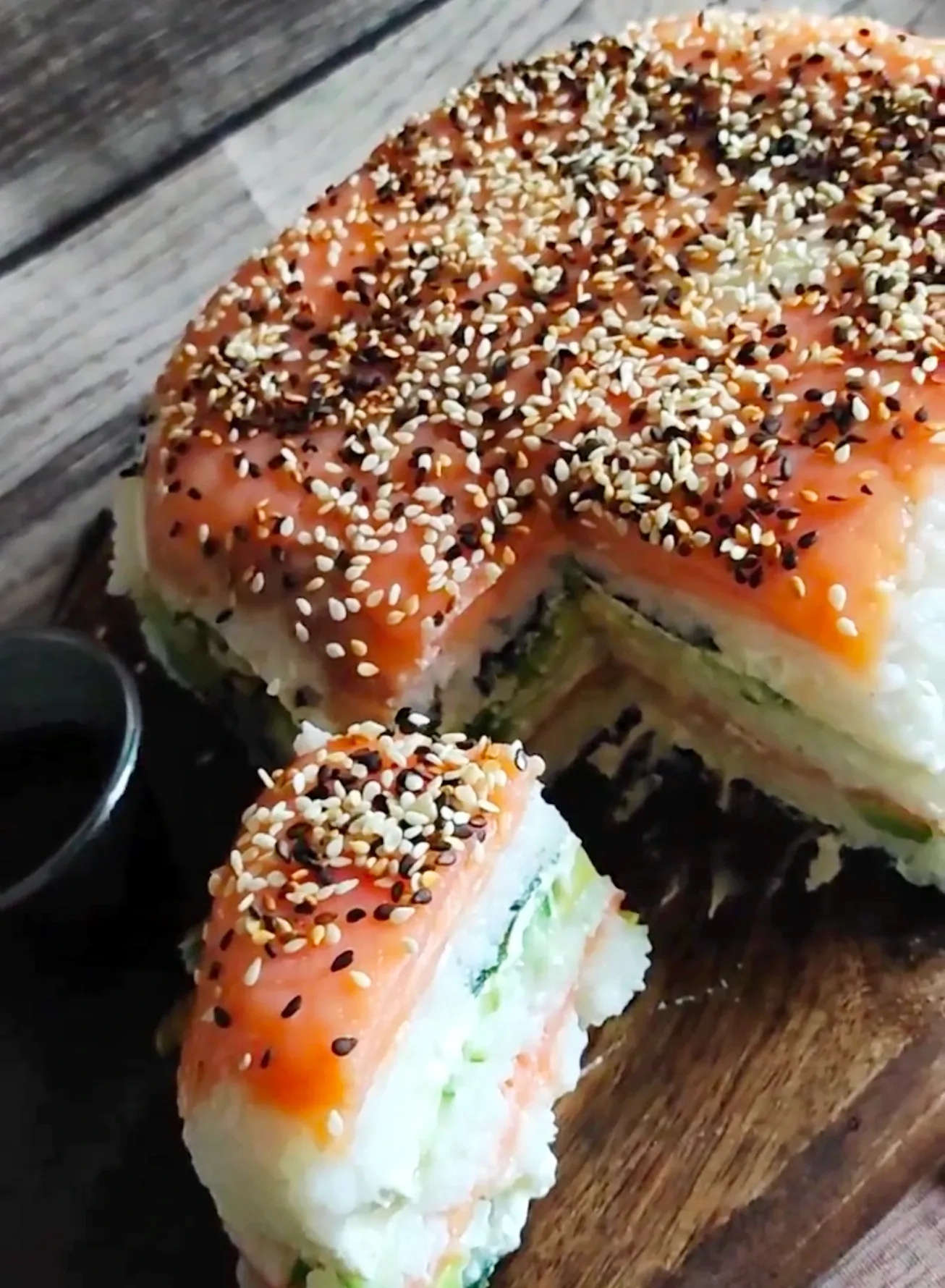 Sushi tortas su lašiša, agurku ir avokadais