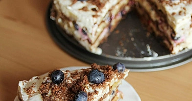 Veganiškas tinginių meduolių - bananų tortas su sojų jogurtu