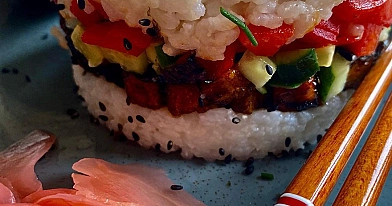 Greitas netikras sushi tortas su tofu, avokadu ir daržovėmis