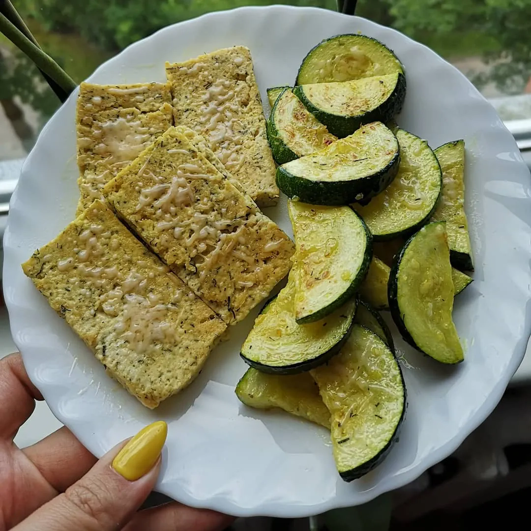 Tofu sūris su žolelėmis pakeptas keptuvėje ant ghee sviesto