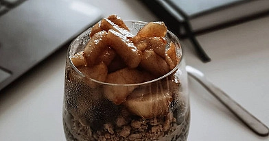 Obuolių pyrago skonio chia pudingas su migdolų pienu ir granola