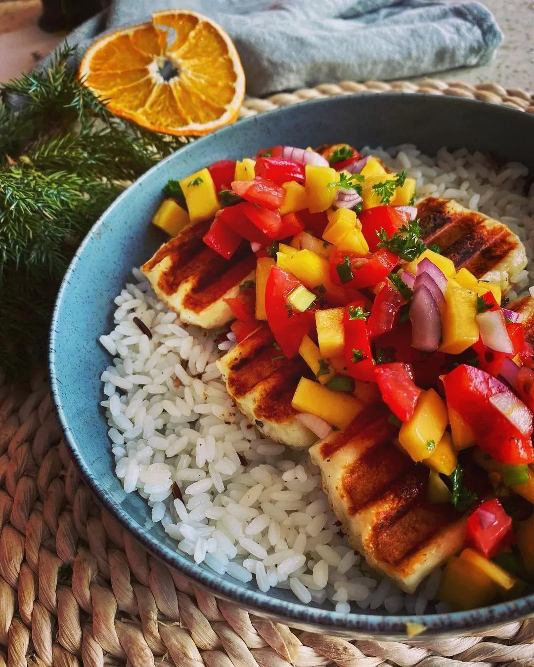 Mango salsa su grilintu halloumi sūriu