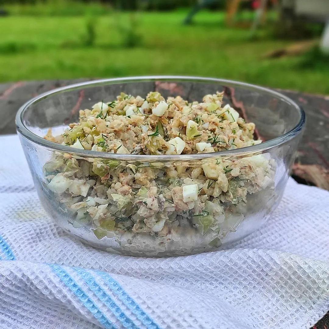 Salotos su rūkyta skumbre, kiaušiniais, žirneliais ir obuoliais