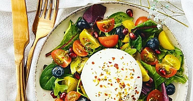 Salotos su burrata, pomidorais šilauogėmis ir granatų sėklomis