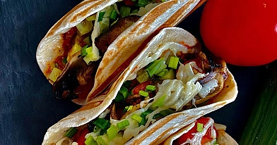 Vegetariški tacos su daržovėmis, pievagrybiais ir sūriu