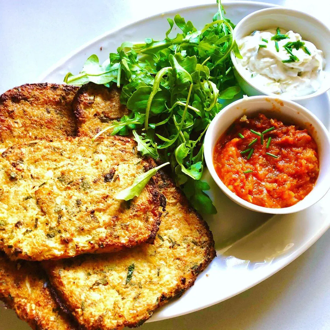 Žiedinių kopūstų (kalafiorų) blyneliai su parmezano sūriu