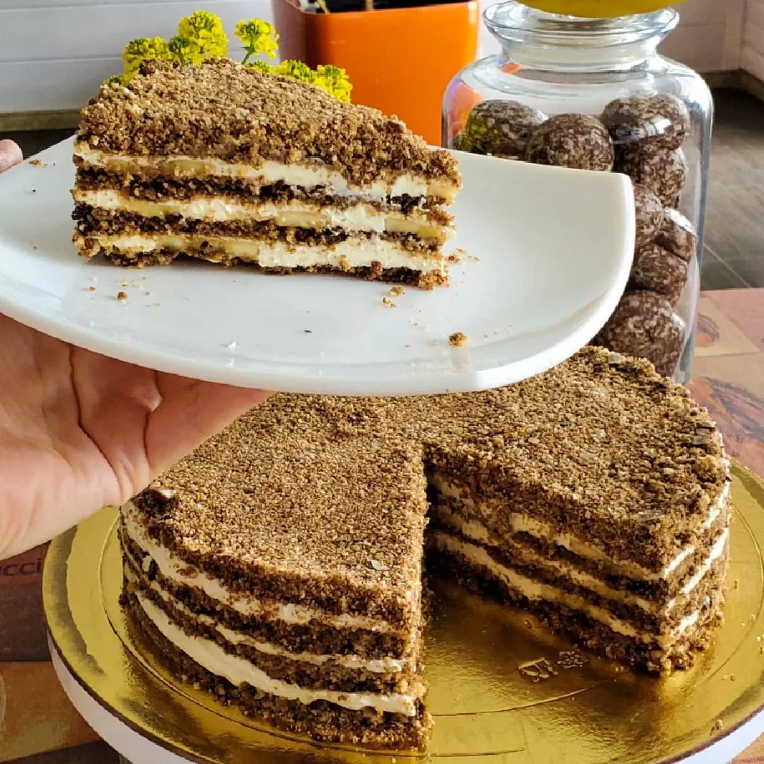 Gustavo meduolių tortas su bananais ir grietinės kremu