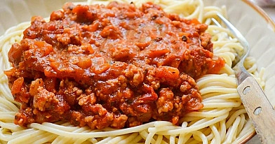 Sveikesnis spaghetti bolognese - spagečiai su vištienos faršu