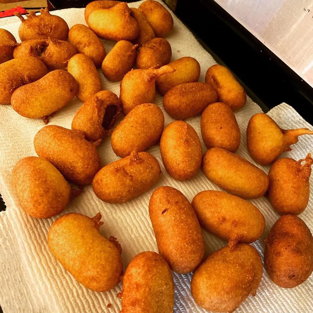 Mažieji amerikietiški "Corn Dogs" - kukurūzų dešrainis