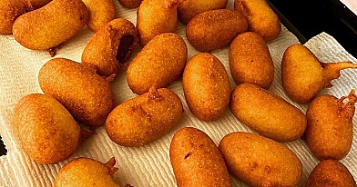 Mažieji amerikietiški "Corn Dogs" - kukurūzų dešrainis