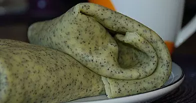 Aguoniniai lietiniai su varškės - bananų įdaru