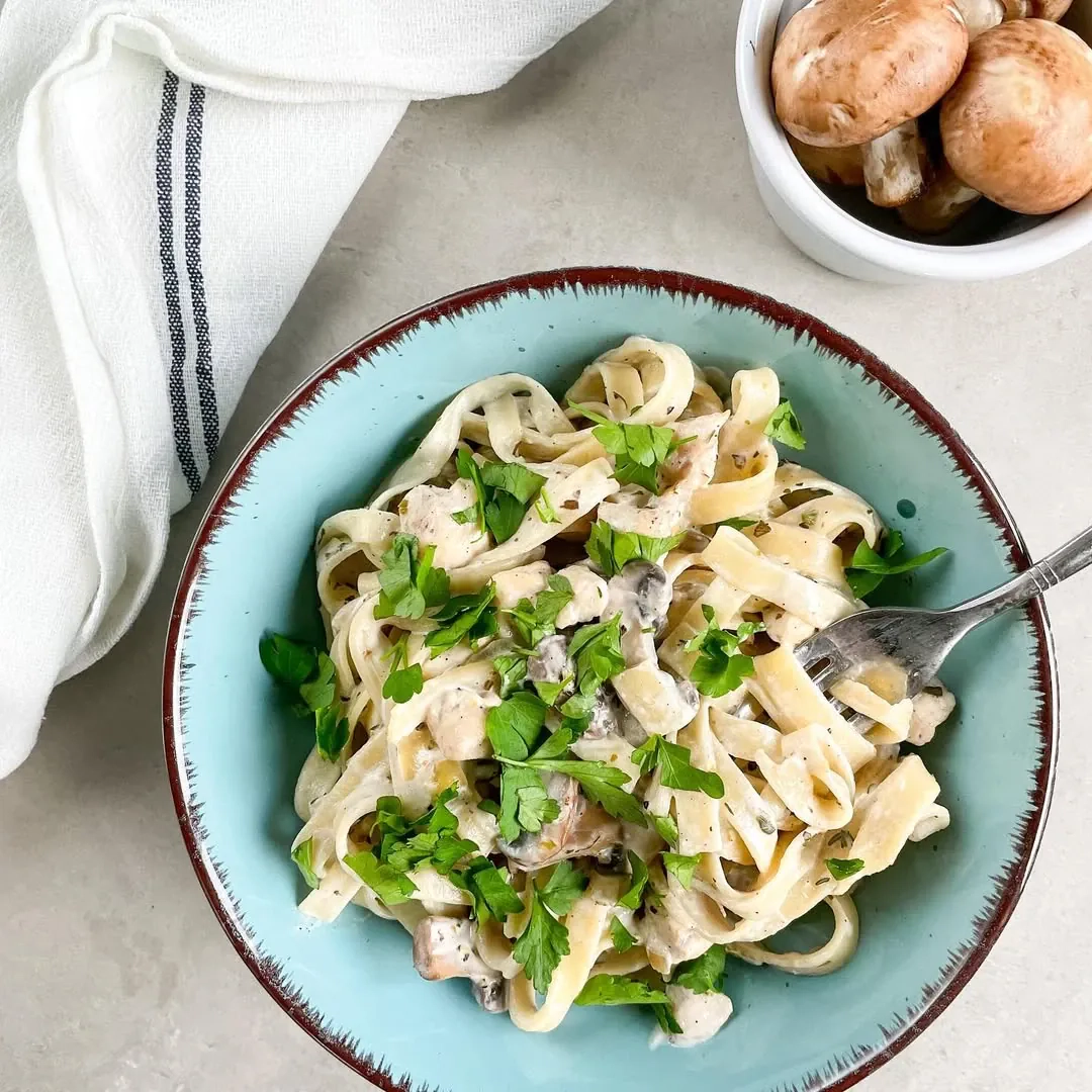 Tagliatelle makaronai su vištiena ir grybais (pievagrybiais) grietinėlės padaže