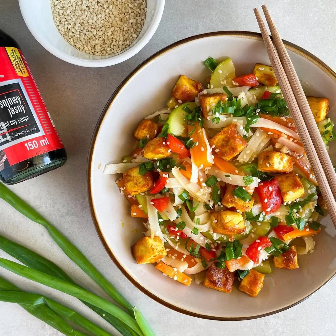 Ryžių makaronai su tofu ir daržovėmis