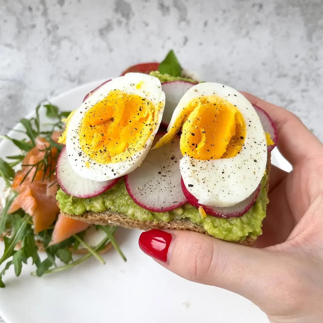 Guacamole ir kiaušinių sumuštiniai