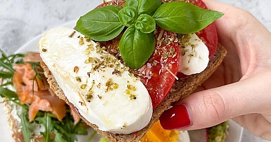 Caprese stiliaus sumuštiniai su mocarela ir pomidorais