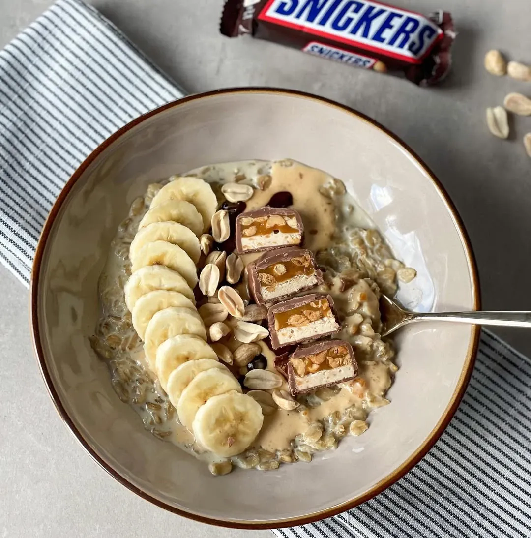"Snickers" stiliaus avižinė košė su saldainių gabaliukais ir riešutais